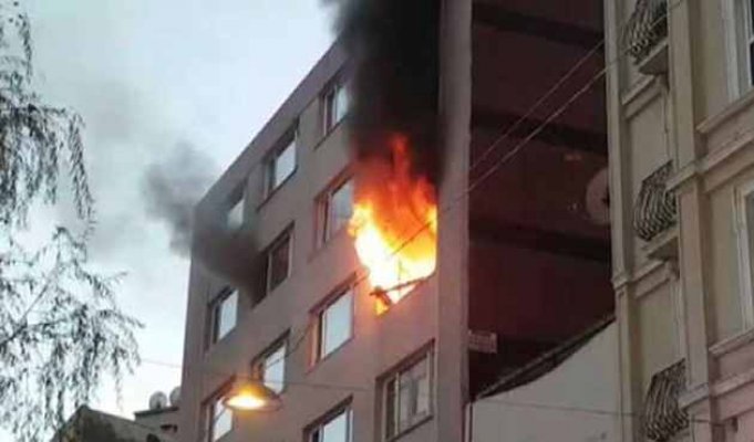 Karaköy'de patlama sonrası korkutan yangın