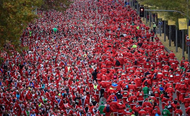 Madrid'de binlerce kişi Noel Baba koşusuna katıldı
