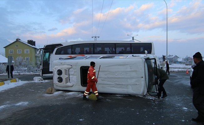 Öğrenci servisi ile yolcu otobüsü çarpıştı: 18 yaralı