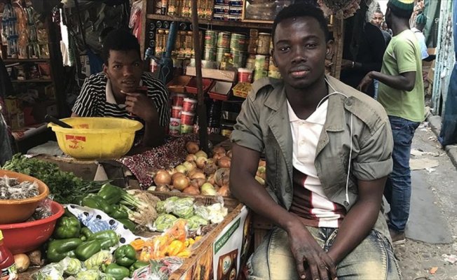 Dakar'da pazarcılardan doğranmış soğan hizmeti