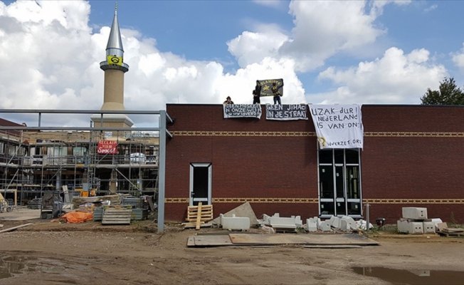 Hollanda'da inşası süren camiye saldırı