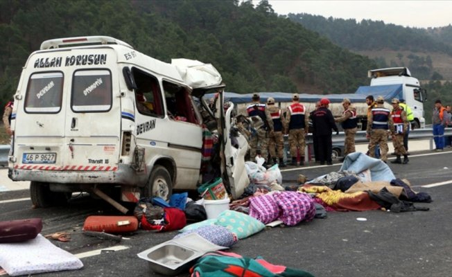 Kahramanmaraş'ta minibüs kamyona çarptı: 8 ölü