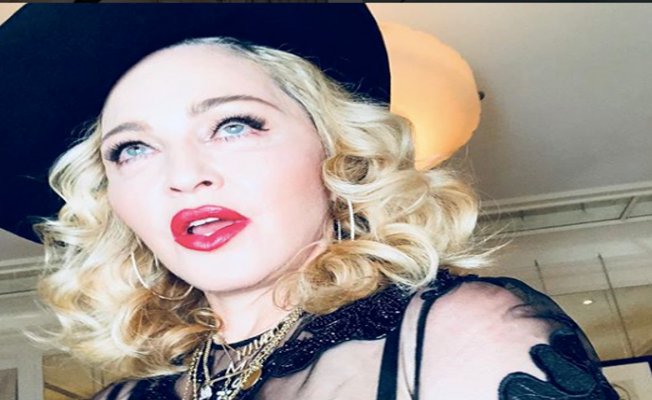 Madonna'dan üstsüz paylaşım