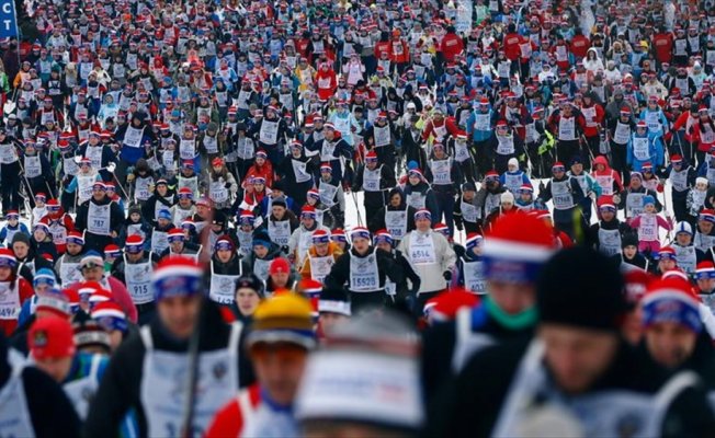 Rusya'da yüz binlerce kişi birlikte kayak yaptı