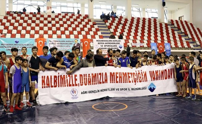 Türk ve İranlı güreşçilerden Mehmetçik'e destek