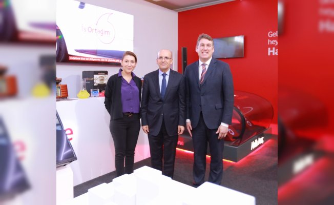 Başbakan Yardımcısı Şimşek Vodafone standını ziyaret etti
