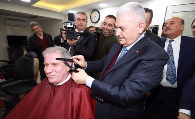 Başbakan Yıldırım berberde bir vatandaşı tıraş etti