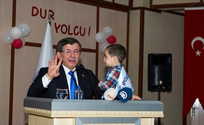Eski Başbakan Davutoğlu: En kıymetli özgürlük, zihin özgürlüğüdür