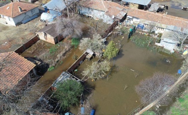 Tunca Nehri taştı bahçeleri ve ahırları su bastı
