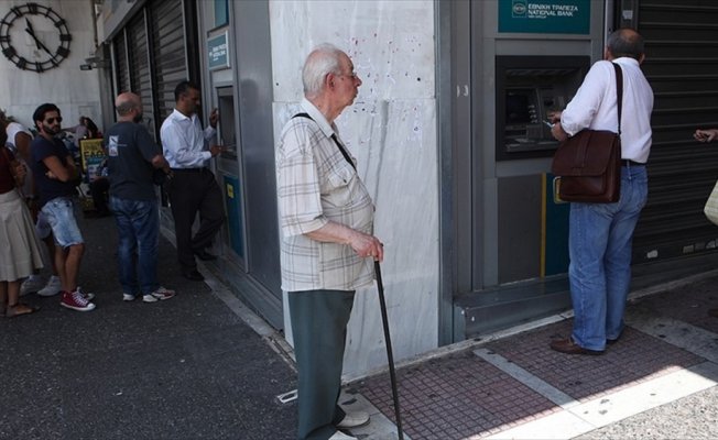 Yunanistan'daki kriz halkı 'sıkmaya' devam ediyor