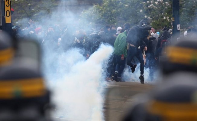 Fransa'da polis ile göstericiler arasında çatışma