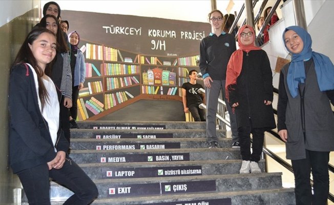 Öğretmenin Türkçe sevgisi okul duvarlarını süsledi