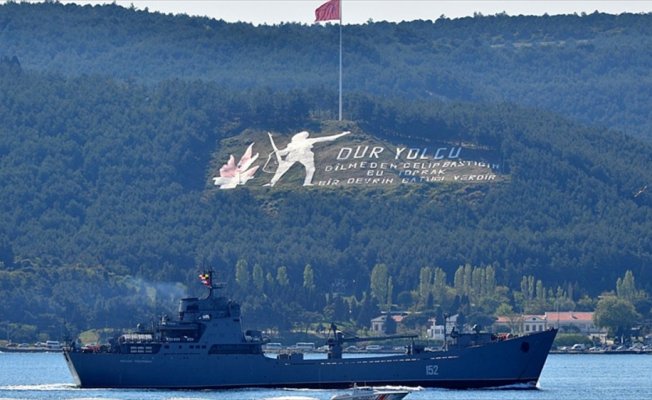 Rus askeri gemileri Çanakkale Boğazı'ndan geçti