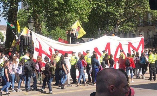 PKK yandaşları Londra'da 'tamam' pankartı açtı