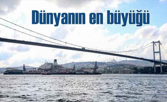 Dünyanın en büyük inşaat gemisi 3. kez İstanbul Boğazı'ndan geçiyor