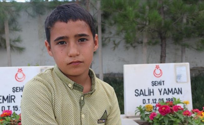 PKK'nın yetim bıraktığı çocuklar babalarının mezarına koştu