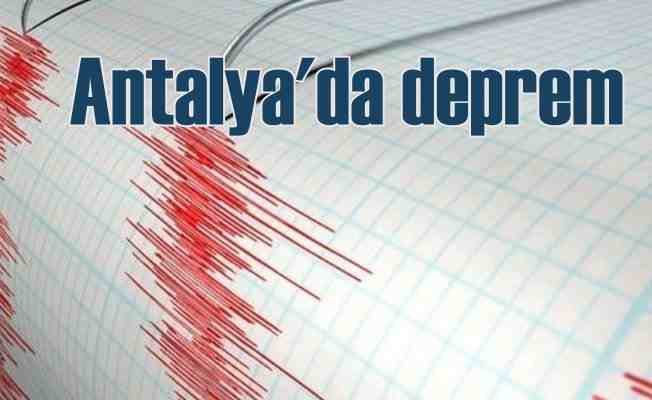 Antalya'da deprem; Vatandaşlar gece yarısı sokaklara indi
