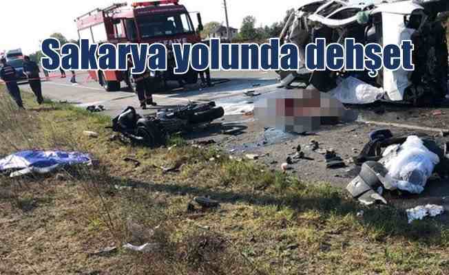 Sakarya'da motosikletli grubun arasına minibüs girdi; 8 ölü