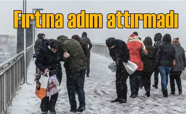 İstanbul'da kar yağışı yayaları vurdu