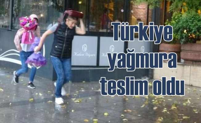 Türkiye sağanak yağmura teslim oldu
