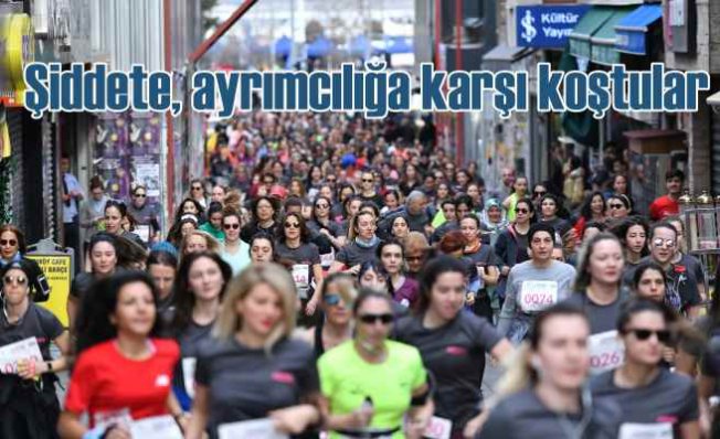 Kadınlar güçlü adımlarıyla Kadıköy'de koştu 