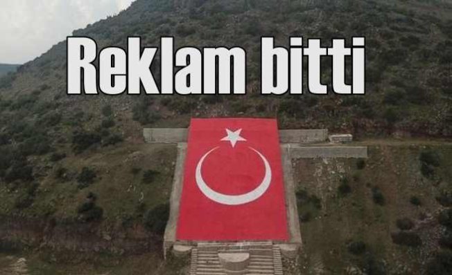 Terörist başının resmi yerine dev Türk Bayrağı 