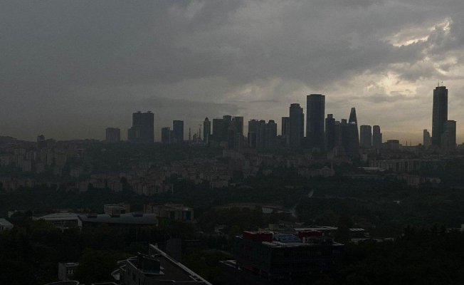 Hava karardı, İstanbul yağışa teslim oldu