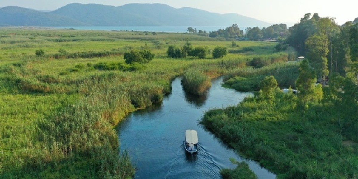 Ne Urla ne Çeşme, buz gibi suyu ve turkuaz rengiyle keşfedilmeyi bekleyen o cennet!