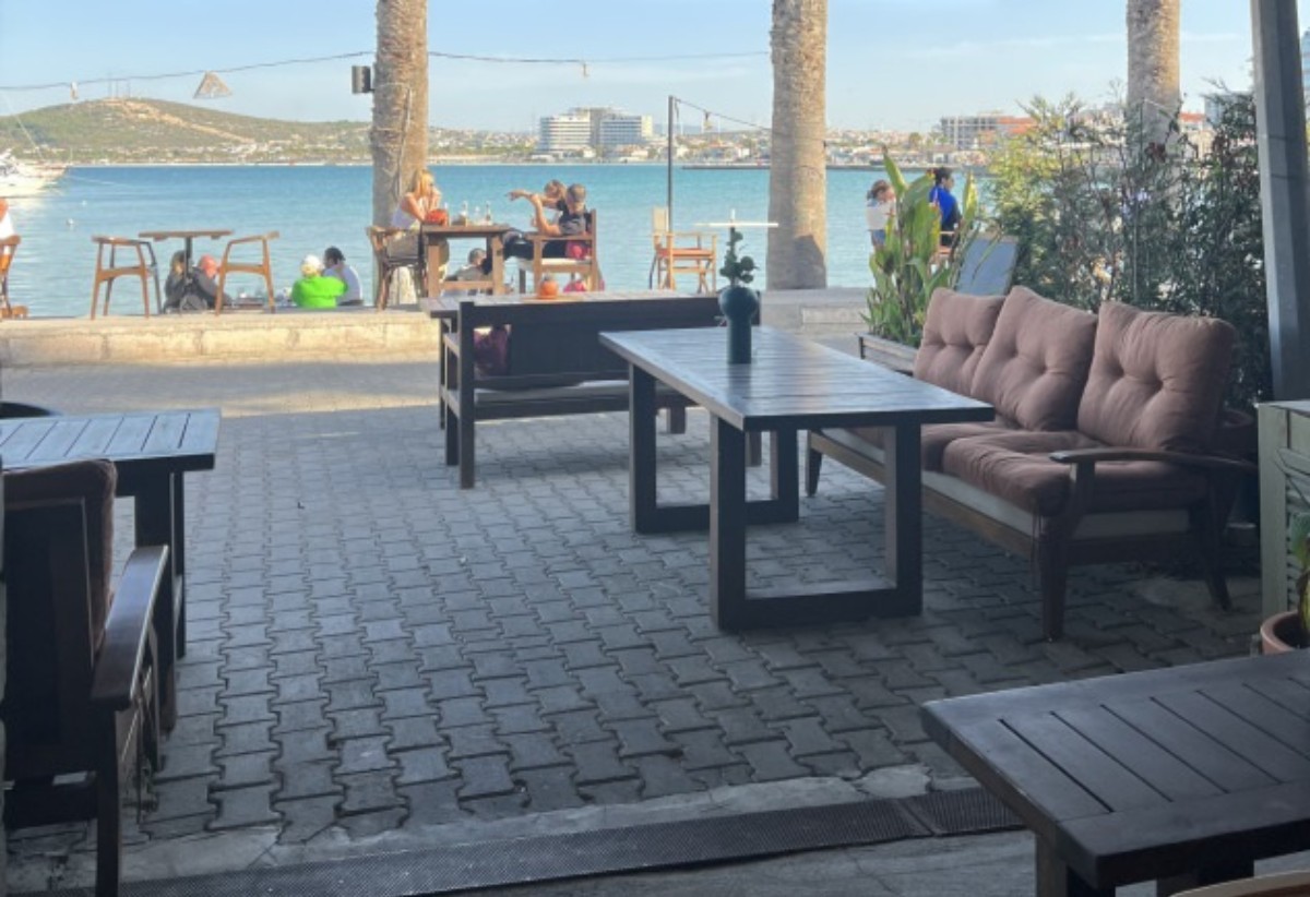Turkuaz suyun tam kıyısında şezlongdan direkt denize! Fiyatlar ucuz, manzara paha biçilemez... Çeşme’de lüksü ucuza yaşatan harika yer