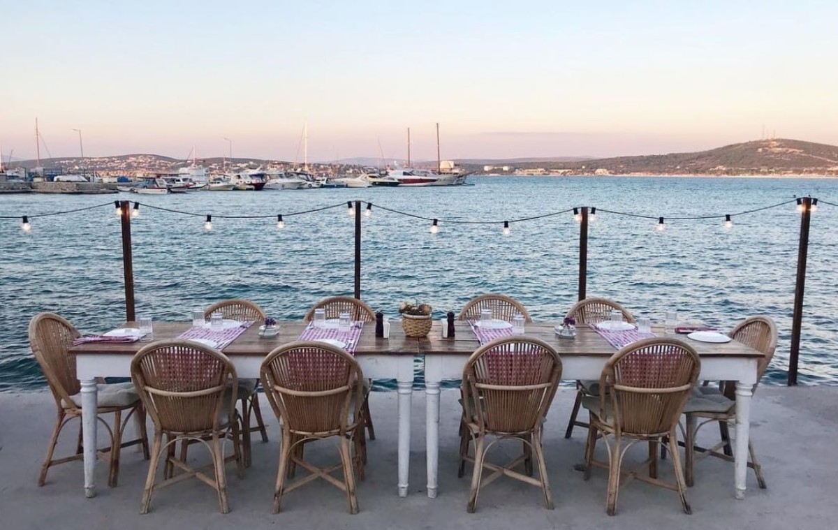 Turkuaz suyun tam kıyısında şezlongdan direkt denize! Fiyatlar ucuz, manzara paha biçilemez... Çeşme’de lüksü ucuza yaşatan harika yer