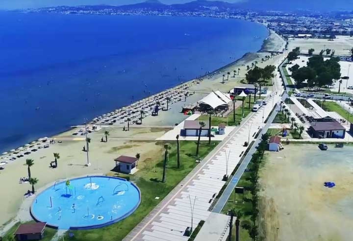 Urla Kum Denizi Plajı