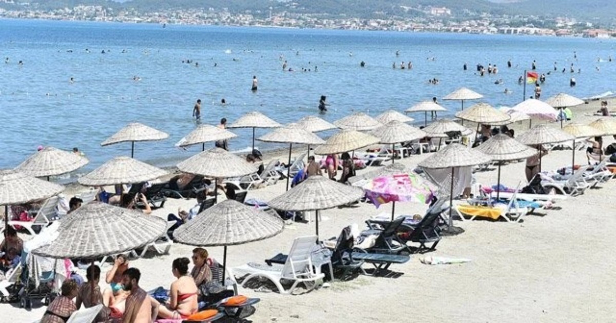 Urla Kum Denizi Plajı