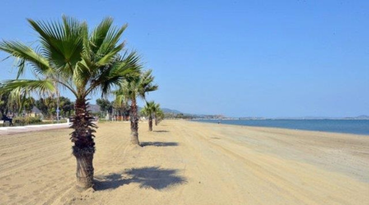 Urla Kum Denizi Plajı