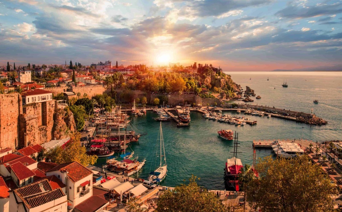 ANTALYA GÜNEŞ, DENİZ ile B İRLİKTE SAKİNLİĞİN TEMSİLCİSİ