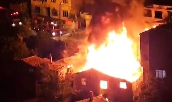 Gaziosmanpaşa'da Gece Yarısı Bozdolabı Patlaması Sonucu Korkutan Yangın 4 Gecekondu Kül Oldu