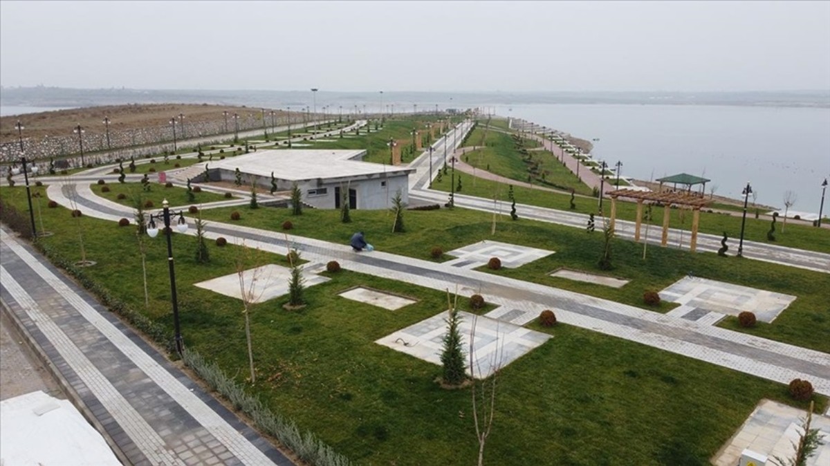 Karakaya Baraj Gölü sahil parkı