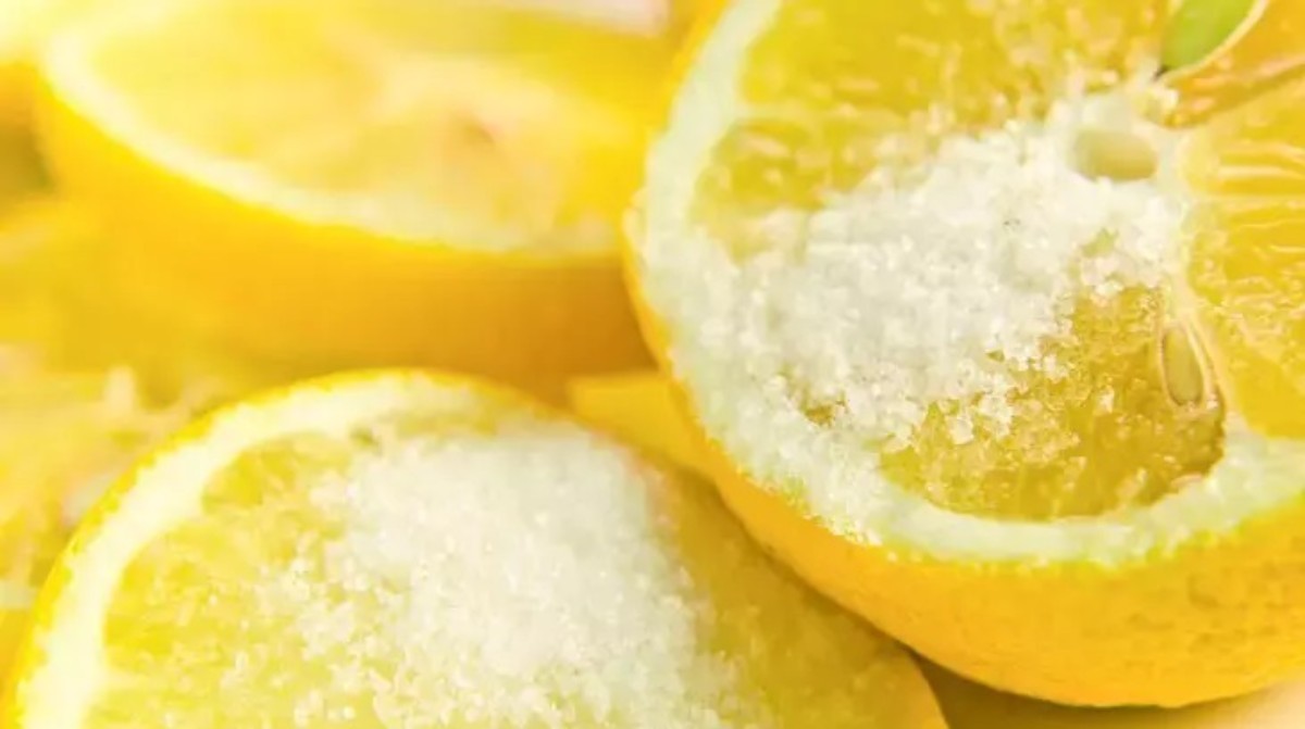 Limon, tuz ve su ile kokuları giderme