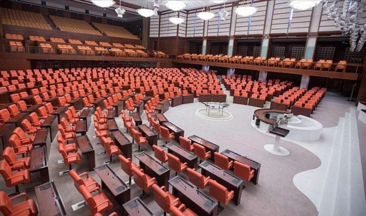 Orgeneral ve oramirallerin emeklilik yaş sınırı için yeni düzenleme