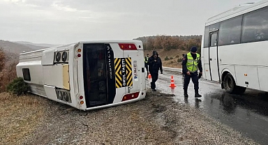 Konya'da faciadan dönüldü! Okul servisi devrildi, 28 öğrenci yaralı