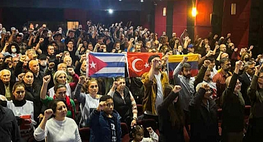 İzmir’de kalpler sosyalist Küba ile attı
