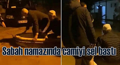 Sabah namazında camiyi sel bastı, cemaat kayıkla kurtarıldı