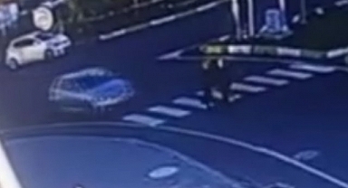 Yaya geçidinde iki öğretmene çarpan otomobil dehşeti yaşattı