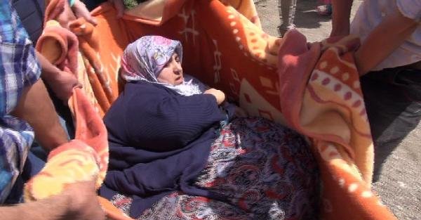 250 kiloluk kadın battaniyeyle taşındı