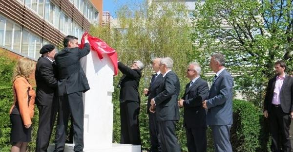 27 Nisan Dünya Kayıp Kişiler Günü nedeniyle, Kosova Meclisi avlusunda 1650 kayıp kişi anısına anıt dikildi