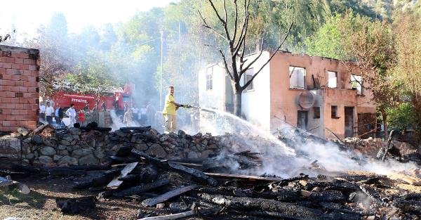 2 ev, 2 samanlık ve 1 buğday ambarı yangında kül oldu