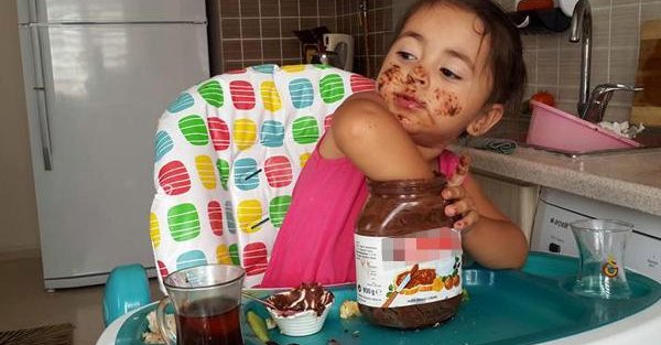 2 yaşındaki Meryem'in çikolata tutkusu