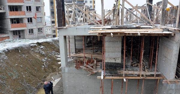 2'nci kattan düşen inşaat işçisi yaralandı