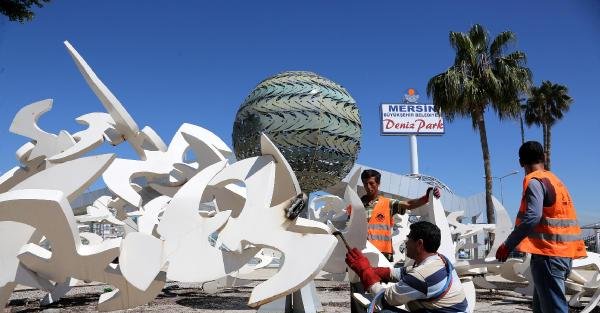 35 milyon lira harcanan Mersin Deniz Park'ın yıkımına başlandı