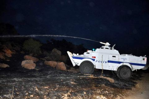 Polis zırhlı aracı göstericiler yüzünden TIR'la çarpıştı