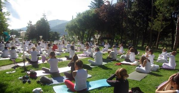Abant'ta 250 kişi göl kenarında Yoga Günü'nü kutladı